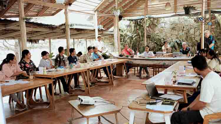 A working meeting in East Sumba brought together doctors, nurses, laboratory staff, hospital teams and partners to prepare a study on sepsis.